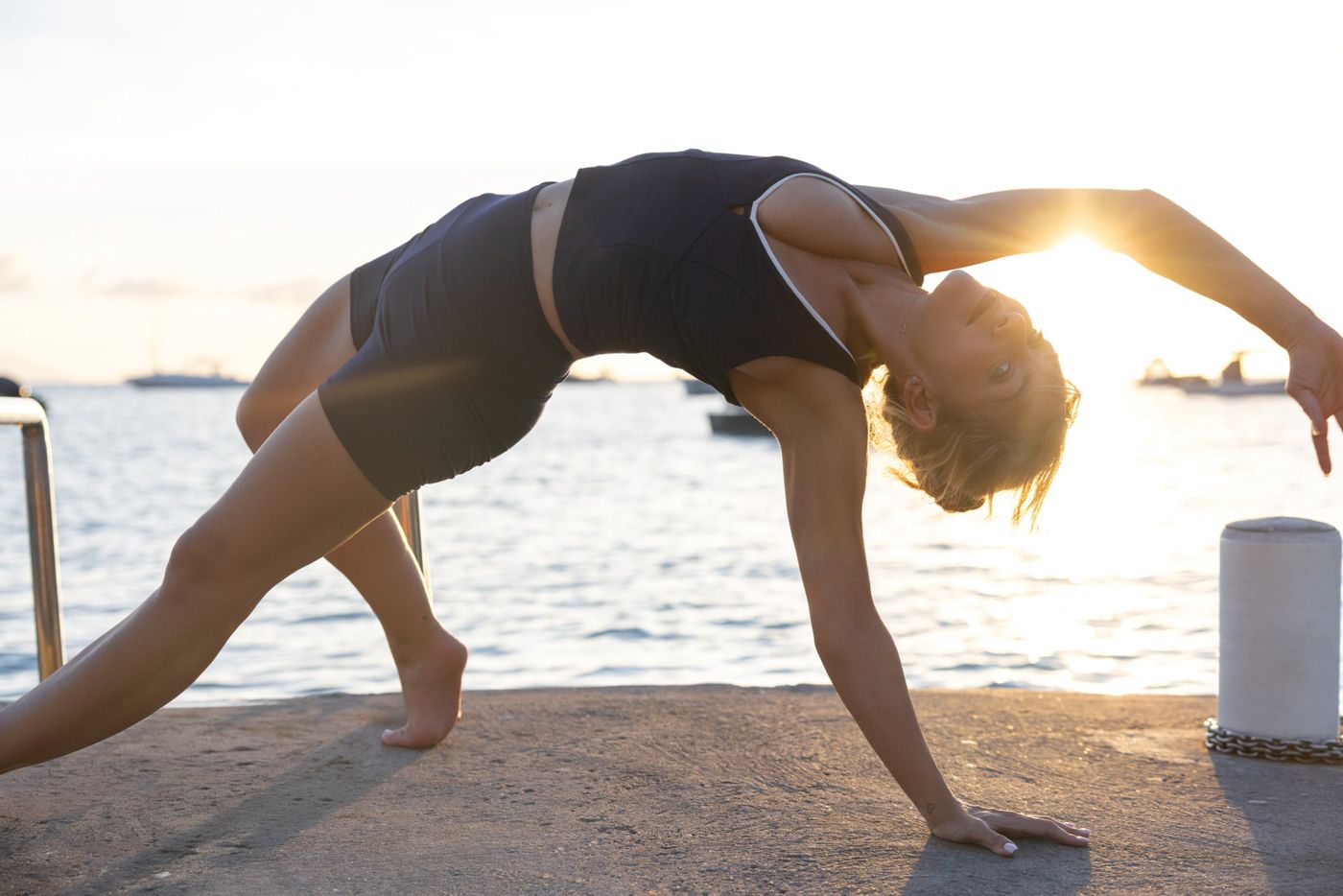 Posture de yoga au coucher du soleil